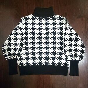 Houndstooth Turtleneck Sweater (Size L)